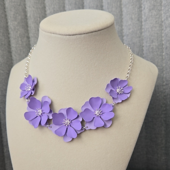 Liz Claiborne Bloom Necklace In Lavender Flower, NWOT - Picture 1 of 14